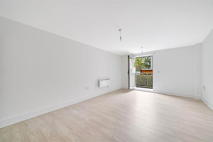 1 Bedroom Flat To Rent In Park View House, Hampton Hill, TW12