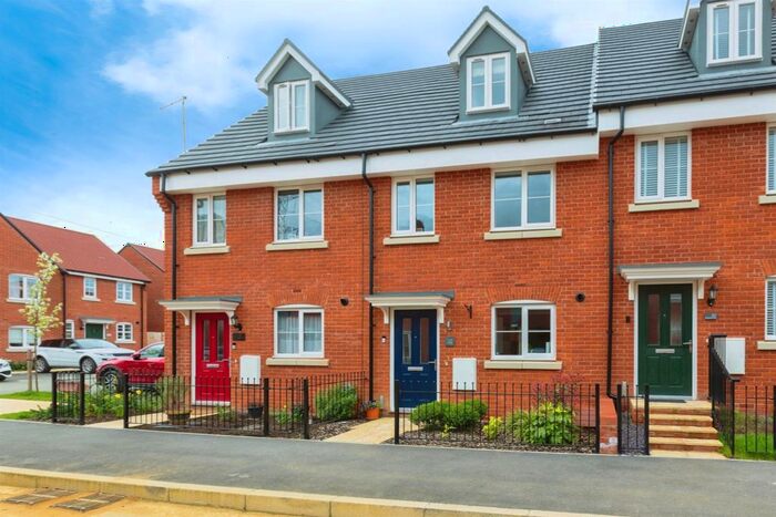 3 Bedroom Terraced House For Sale In Keepsake Way, Aylesbury, HP18