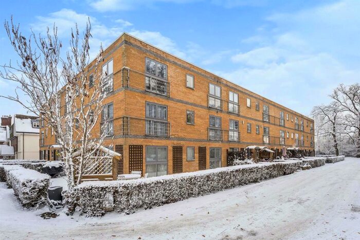 3 Bedroom Town House For Sale In Coopers Green Lane, Hatfield, AL10