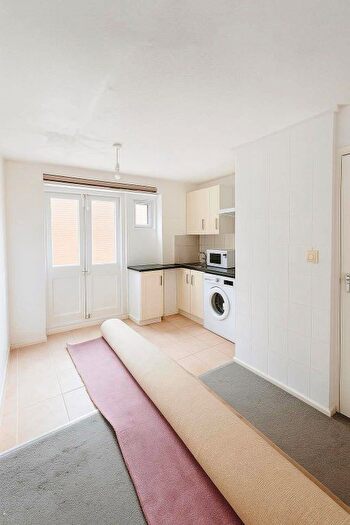 1 Bedroom Flat To Rent In Edmeston Close, London, E9