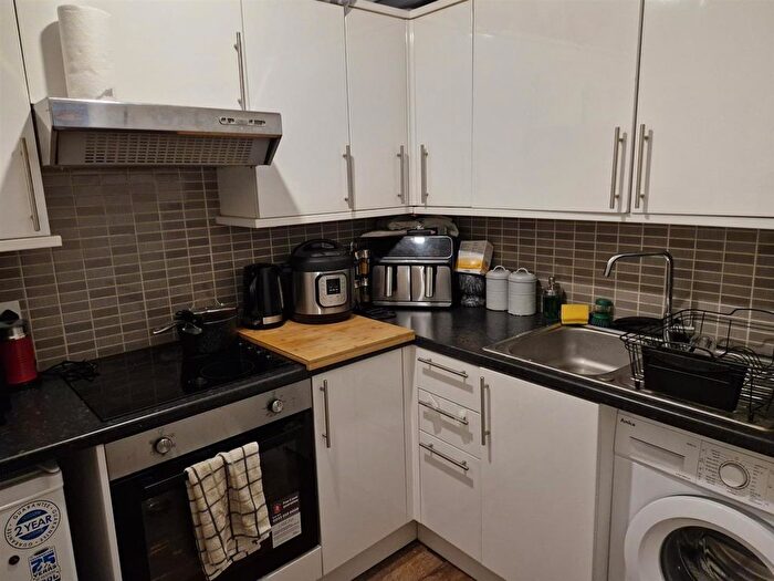 1 Bedroom Flat To Rent In Rock Street, London, N4