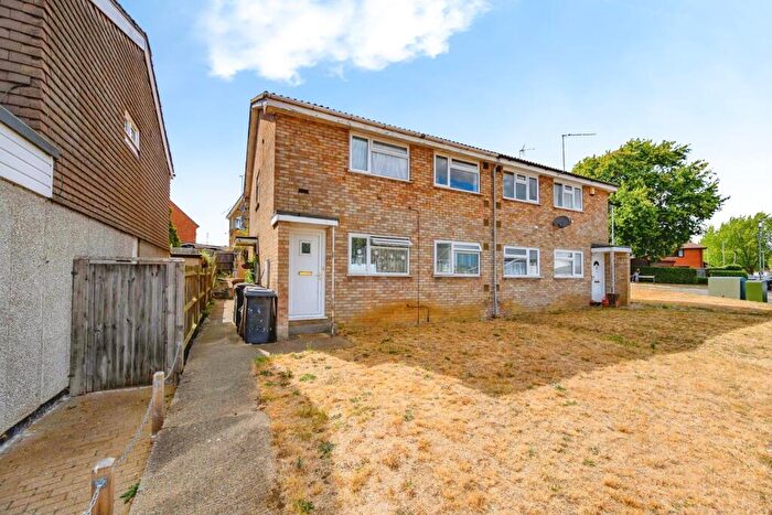 2 Bedroom Maisonette For Sale In Strangers Way, Luton, Bedfordshire, LU4