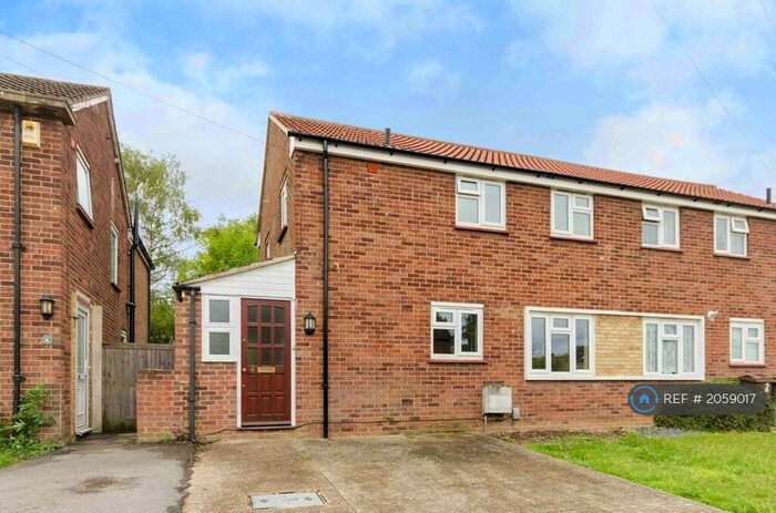 4 Bedroom Semi-Detached House To Rent In Rickyard, Guildford, GU2