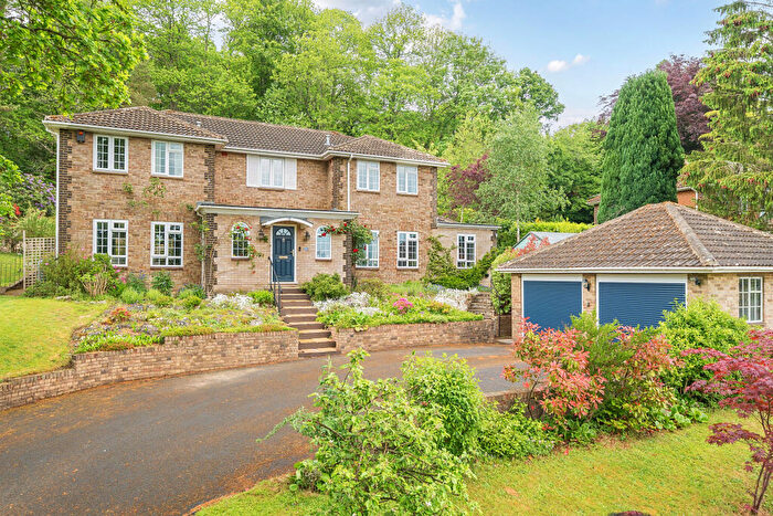 4 Bedroom Detached House For Sale In Stoatley Rise, Haslemere, GU27