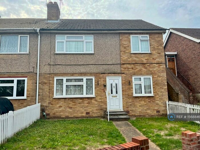 2 Bedroom Maisonette To Rent In Woodcote Close, Cheshunt, Waltham Cross, EN8