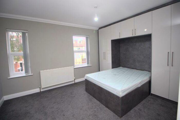 3 Bedroom Semi-Detached House To Rent In College Avenue, Slough, SL1