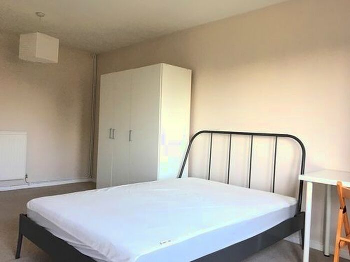 2 Bedroom Flat To Rent In Bradley Close, Islington, London, N7