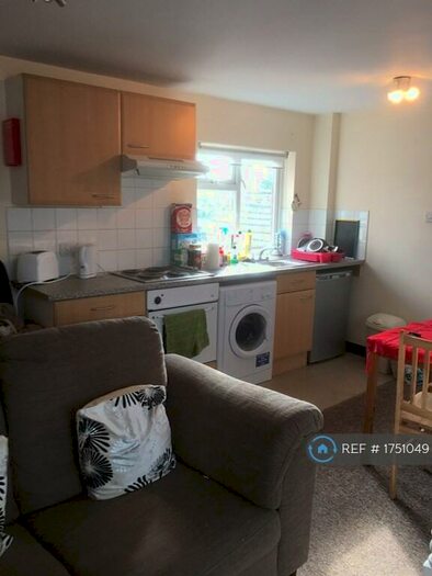 Studio To Rent In Bowes Road, London, N11