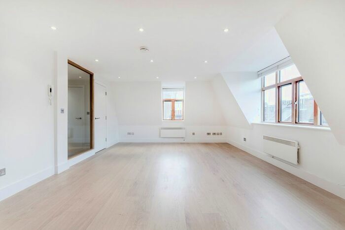 2 Bedroom Flat To Rent In D'arblay Street, London, W1F