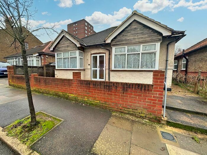 3 Bedroom Bungalow To Rent In Walford Road, Uxbridge, Greater London, UB8