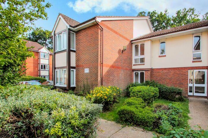 1 Bedroom Apartment To Rent In Station Hill, Pound Hill, RH10