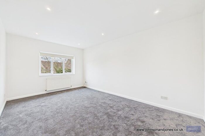 1 Bedroom Flat To Rent In Parvis Road, West Byfleet, KT14