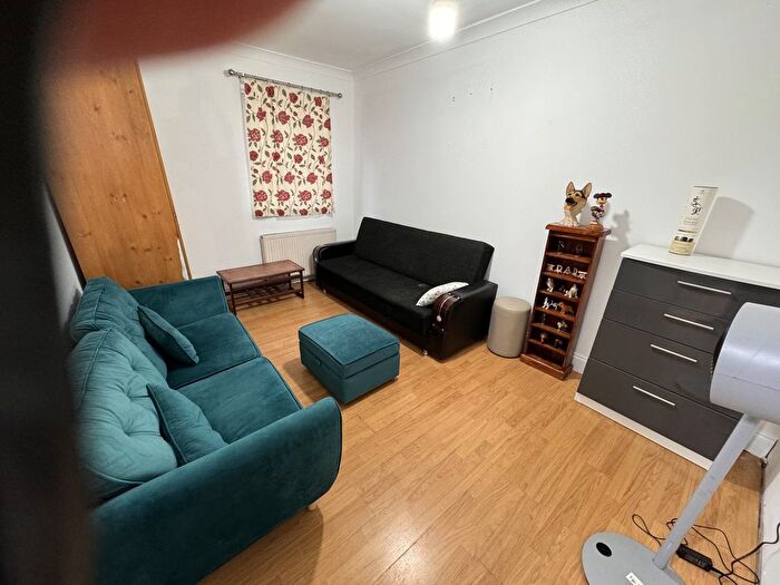 2 Bedroom Maisonette To Rent In Clare Road, Hounslow, Greater London, TW4