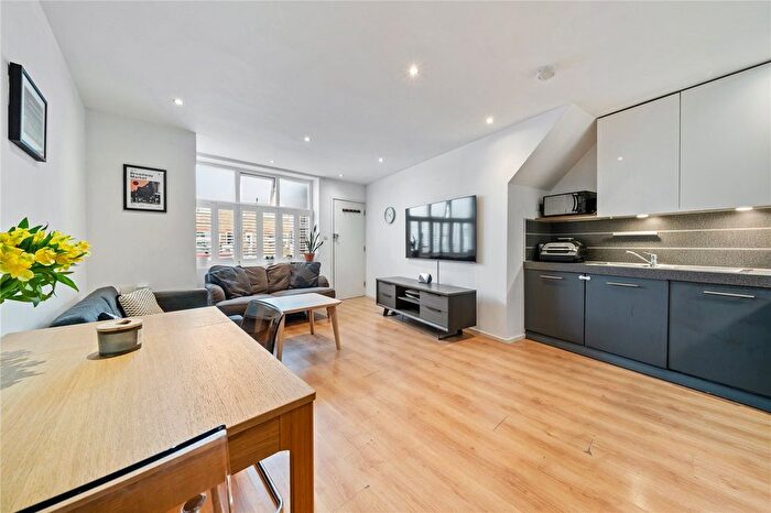 2 Bedroom Flat To Rent In Blackshaw Road, London, SW17
