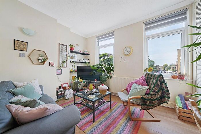 1 Bedroom Flat To Rent In Bethnal Green Road, London, E2