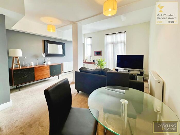 2 Bedroom Flat For Sale In High Street, Wickford, SS12