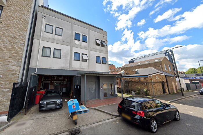 3 Bedroom Flat To Rent In Broadway, London, W13