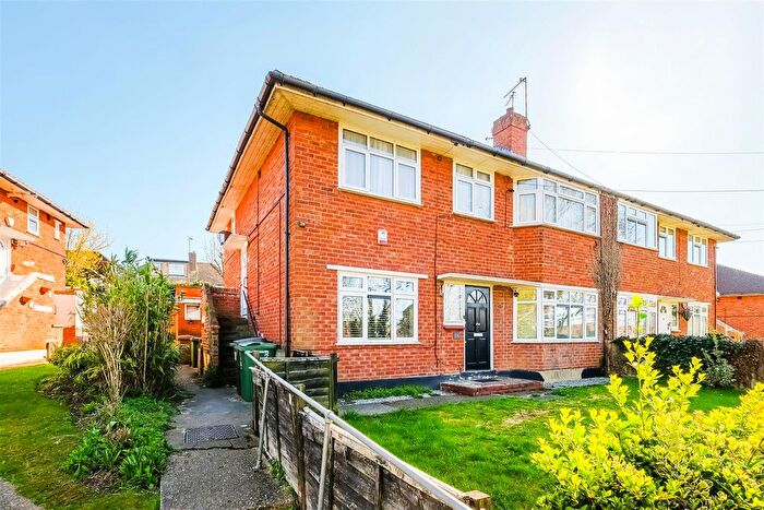 2 Bedroom Flat To Rent In Yardley Lane, London, E4