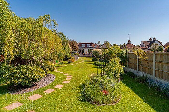 3 Bedroom Detached House For Sale In The Crescent, Loughton, IG10