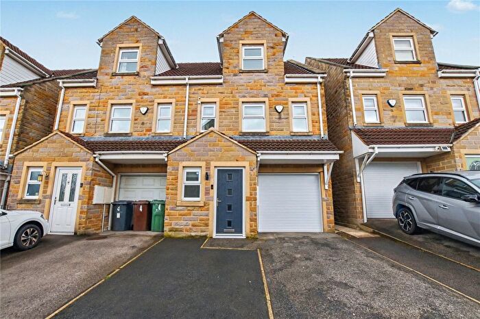 3 Bedroom Town House For Sale In Clark Spring Court, Morley, Leeds, West Yorkshire, LS27