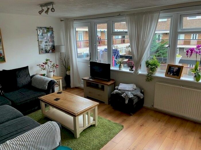 3 Bedroom Flat To Rent In Flat, Deerhurst, Wessex Close, Kingston Upon Thames, KT1