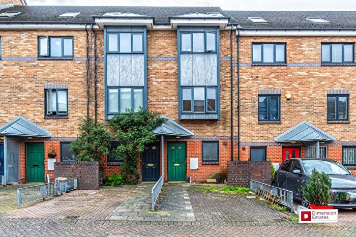 3 Bedroom Town House To Rent In Monteagle Way, Rectory Rail, Upper Clapton, Hackney, London, E5