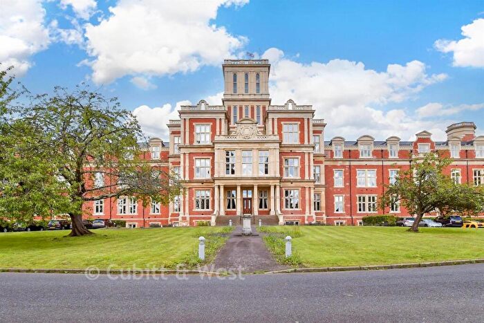 2 Bedroom Flat For Sale In Royal Earlswood Park, Redhill, Surrey, RH1