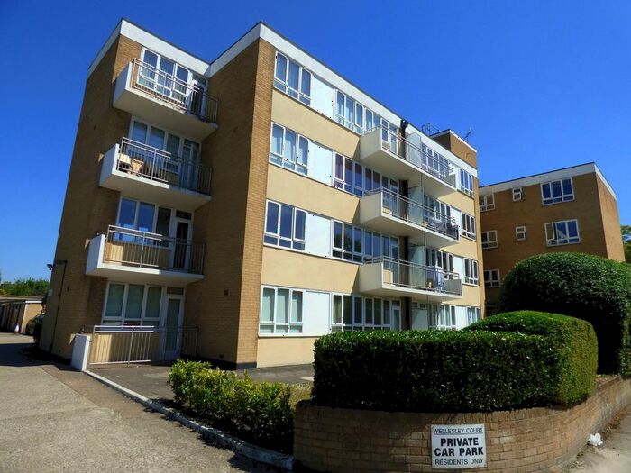 3 Bedroom Flat To Rent In Wellesley Avenue, Iver, SL0