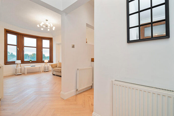 2 Bedroom Flat For Sale In Glasgow Road, Hardgate, G81