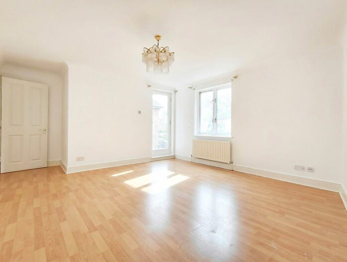 2 Bedroom Flat To Rent In Woodside Grange, Woodside Park, London, N12