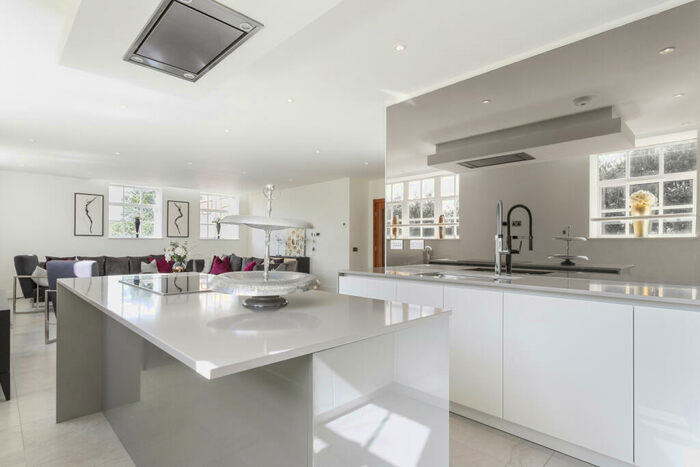 3 Bedroom Flat For Sale In Hadley Road, Enfield, EN2