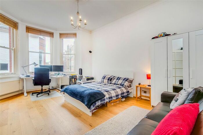3 Bedroom Flat To Rent In York Mansions, Earls Court Road, London, SW5