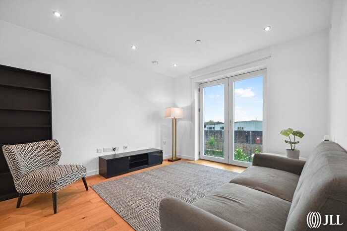 3 Bedroom Apartment To Rent In Prospect Row London, E15