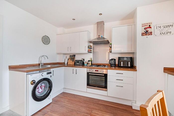 2 Bedroom Flat For Sale In Hart Plain Avenue, Cowplain, PO8