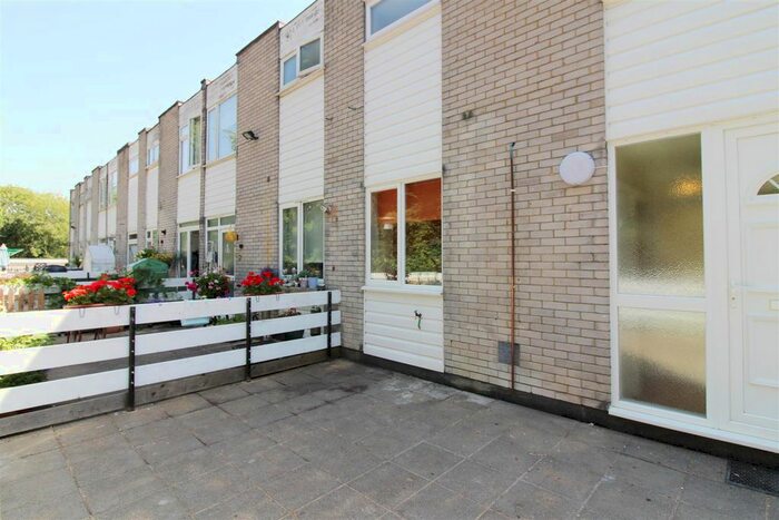 2 Bedroom Maisonette To Rent In Farnham Drive, Caversham, Reading, RG4