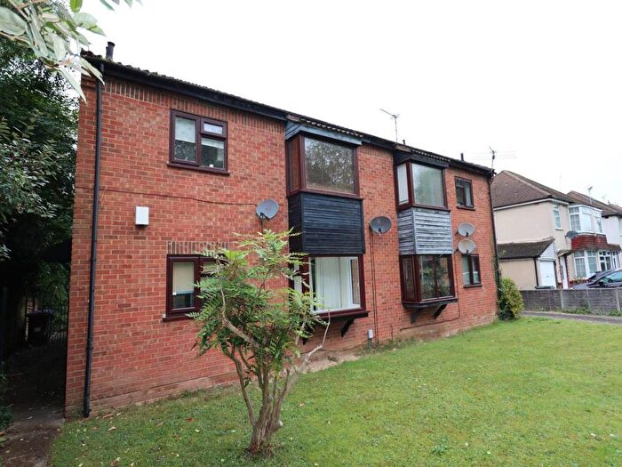 2 Bedroom Maisonette For Sale In Lemsford Road, Hatfield, Hertfordshire, AL10