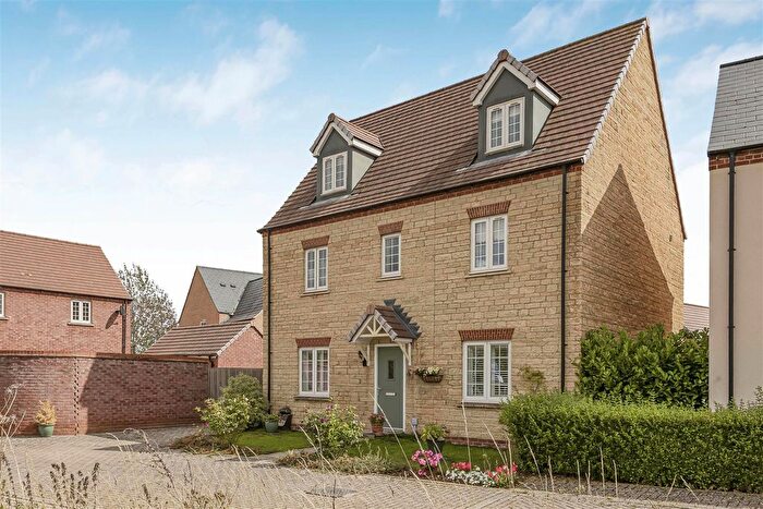 5 Bedroom Detached House For Sale In Redcar Road, Bicester, OX26