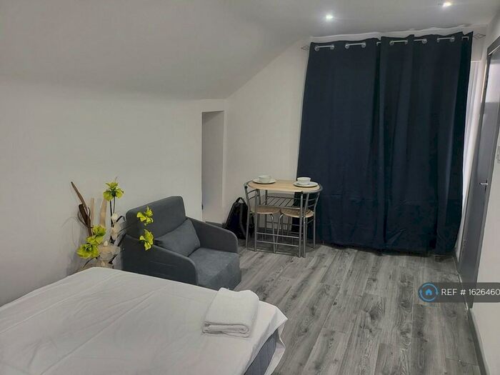 Studio To Rent In Hainault Avenue, Westcliff-On-Sea, SS0