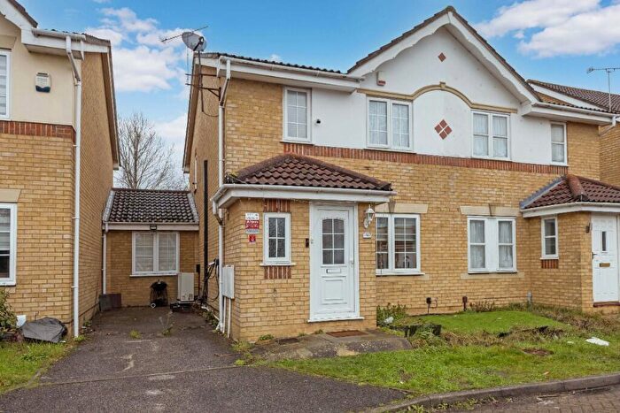 3 Bedroom Semi Detached House For Sale In Gervaise Close, Slough, Berkshire, SL1