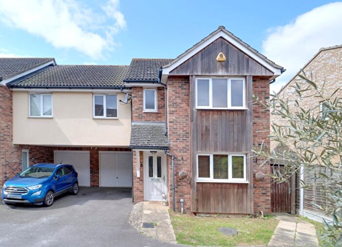3 Bedroom End Of Terrace House For Sale In Mayfield Grove, Rainham, RM13
