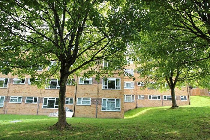 1 Bedroom Flat To Rent In Croydon Road, Caterham Valley - £, CR3