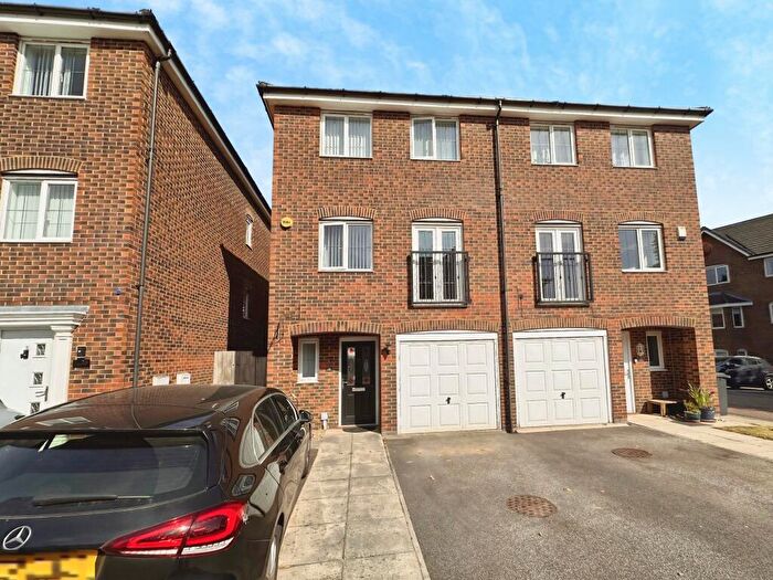5 Bedroom Semi-Detached House For Sale In Woodland Drive, Leeds, LS10
