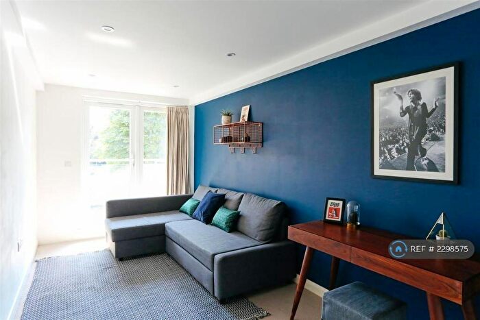 2 Bedroom Flat To Rent In Arcadia Avenue, London, N3