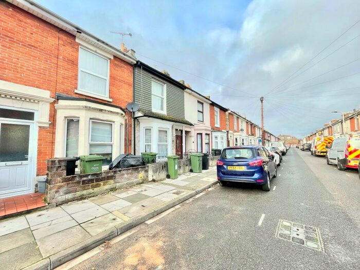 4 Bedroom House To Rent In Student House - Bath Road, Portsmouth, PO4