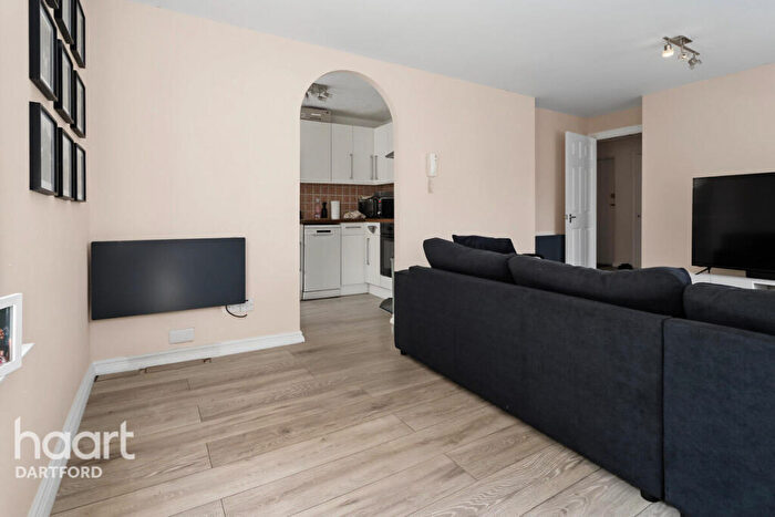 2 Bedroom Apartment To Rent In Grange Crescent, Dartford, DA2