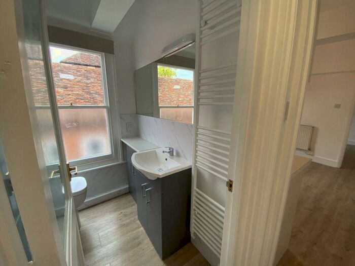 1 Bedroom Flat To Rent In Hospital Lane - Canterbury, CT1