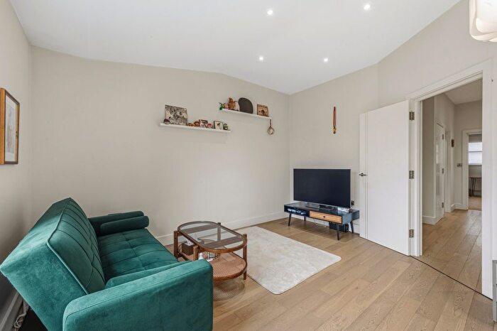 1 Bedroom Flat For Sale In Barnsbury Lane, Surbiton, KT5