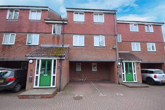 2 Bedroom Flat To Rent In Frensham Close, Southall, UB1