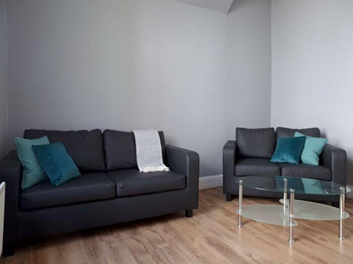 4 Bedroom House To Rent In Kendal Lane, Leeds, LS3