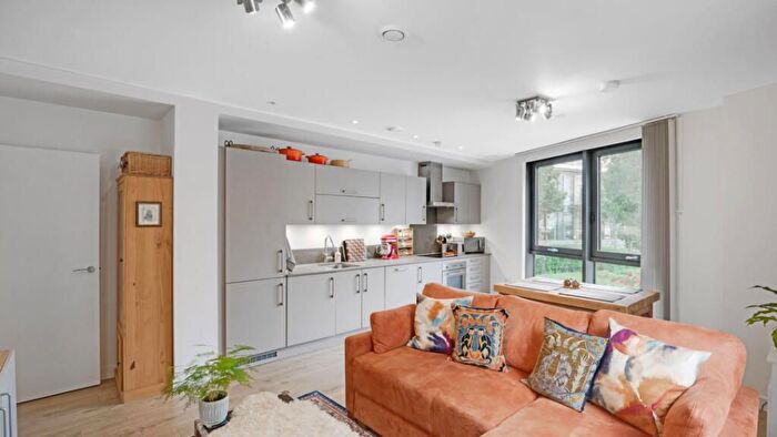 3 Bedroom Flat For Sale In Radial Avenue, London, E14